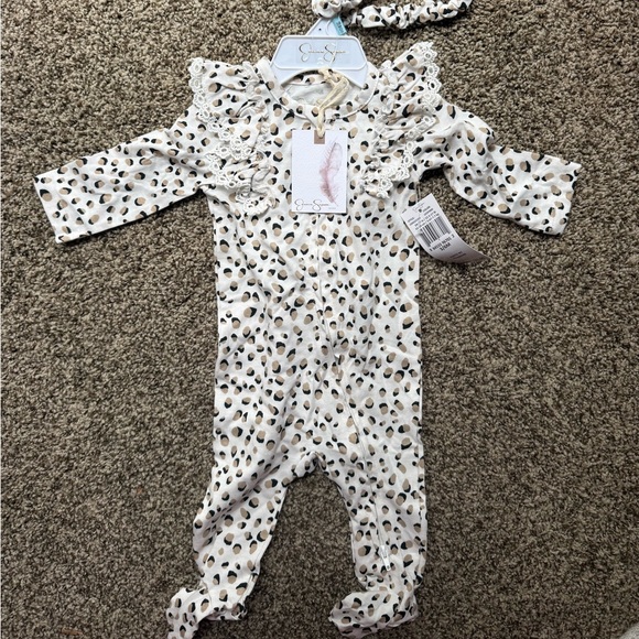 3-6 month footed sleeper baby - Picture 1 of 4